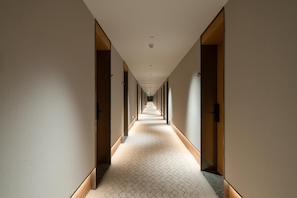 A long, narrow hallway with a patterned carpet and light-colored walls. - Ji Hotel Guangzhou Huadu Square Metro Station (Guangzhou)