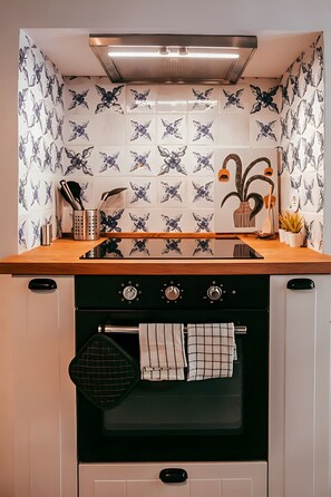 Mikrowelle, Geschirrspüler, Wasserkocher mit Kaffee-/Teezubehör