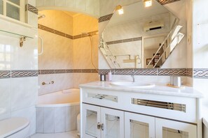 Shower, towels - Charming House and Terrace By Gt House (Sintra)