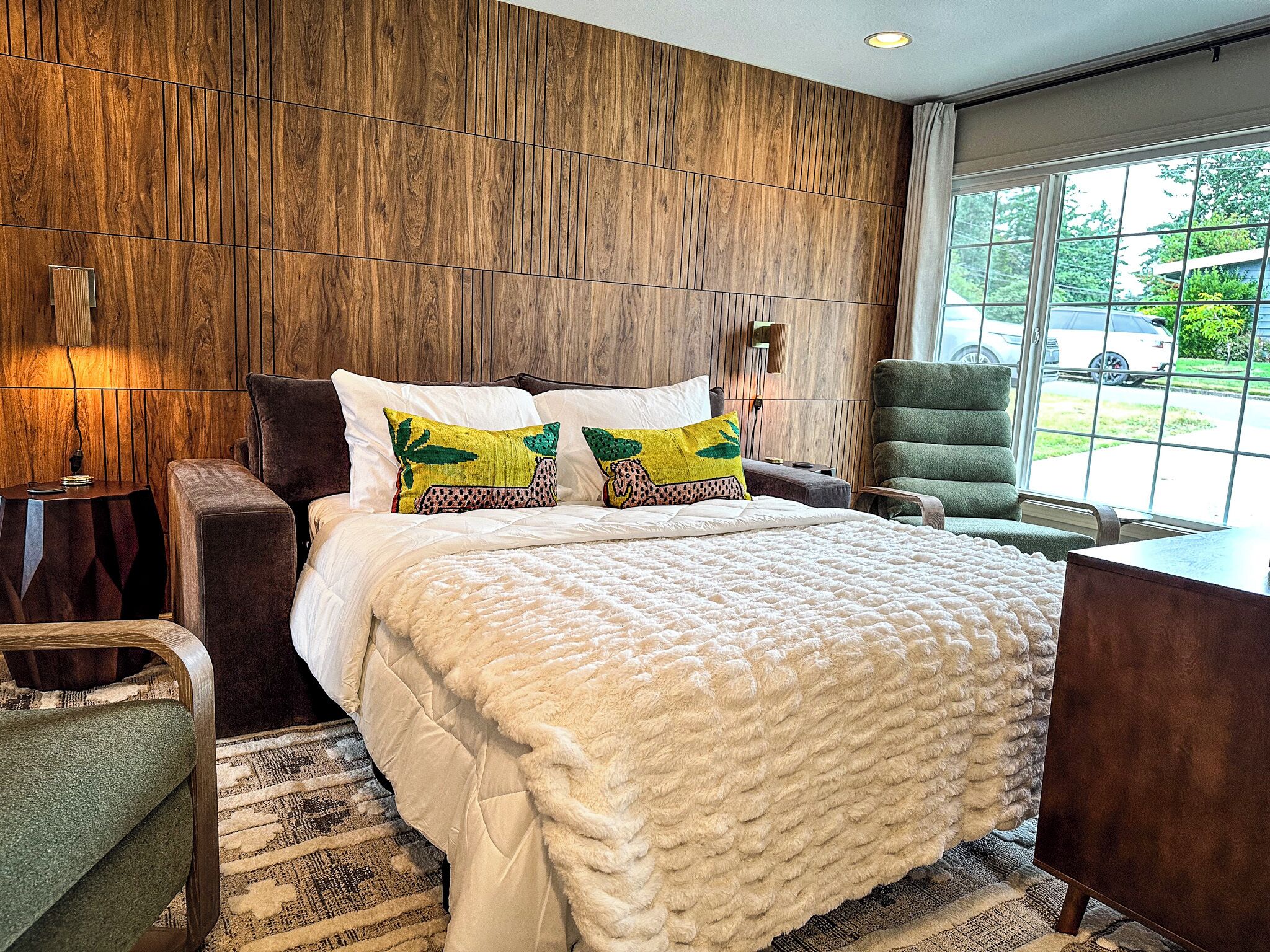 3 bedrooms, desk, iron/ironing board, travel crib