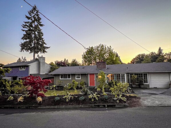 A residential house with a red door, a chimney, and a driveway. - 3-bedroom House 10Min to Lakes, Parks, and Downtown Bellevue (Bellevue)