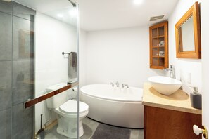 Een douche, handdoeken, zeep, toiletpapier