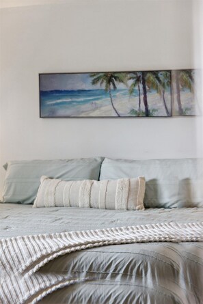 2 habitaciones, tabla de planchar con plancha y cuna de viaje 