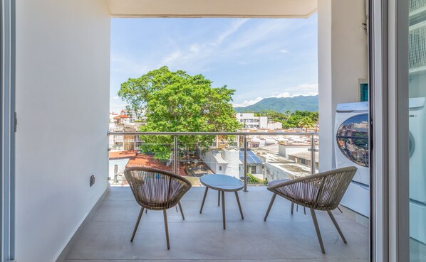 Condo conforto, sacada, vista para a cidade | Vista do quarto