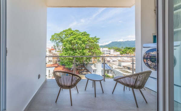 Condo conforto, sacada, vista para a cidade | Vista do quarto