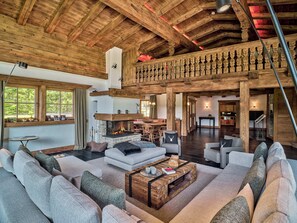 Älytelevisio, takka, pöytätennispöytä, stereot