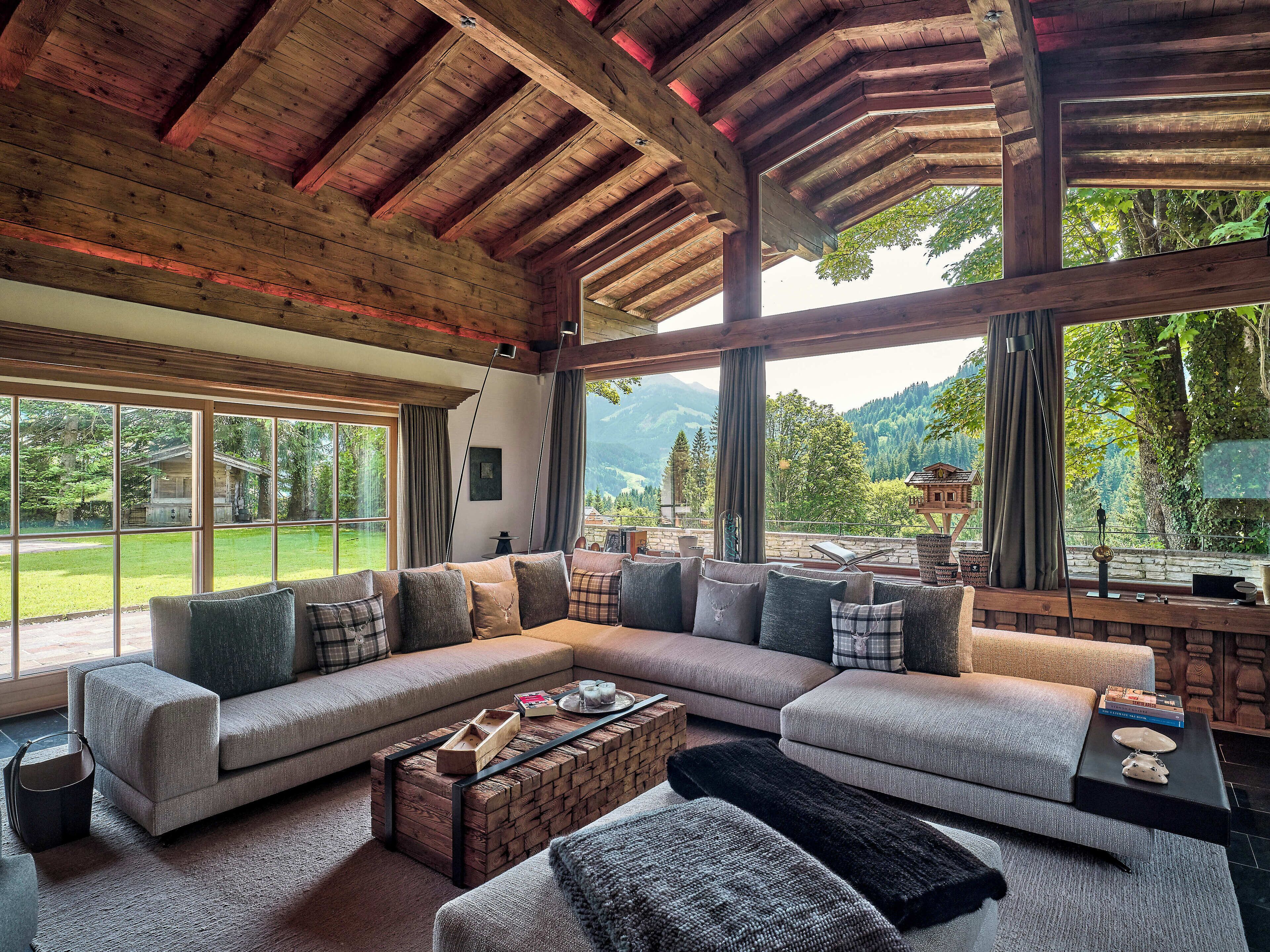 TV connectée, cheminée, table de tennis de table, chaîne hi-fi