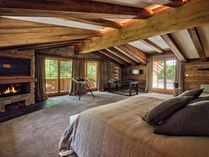 7 makuuhuonetta, työpöytä, silitysrauta/-lauta, vauvan matkasänky