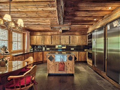 Luxe Ski Chalet - Private Pool, Sauna, Home Theater, Game Room, Panoramic Views