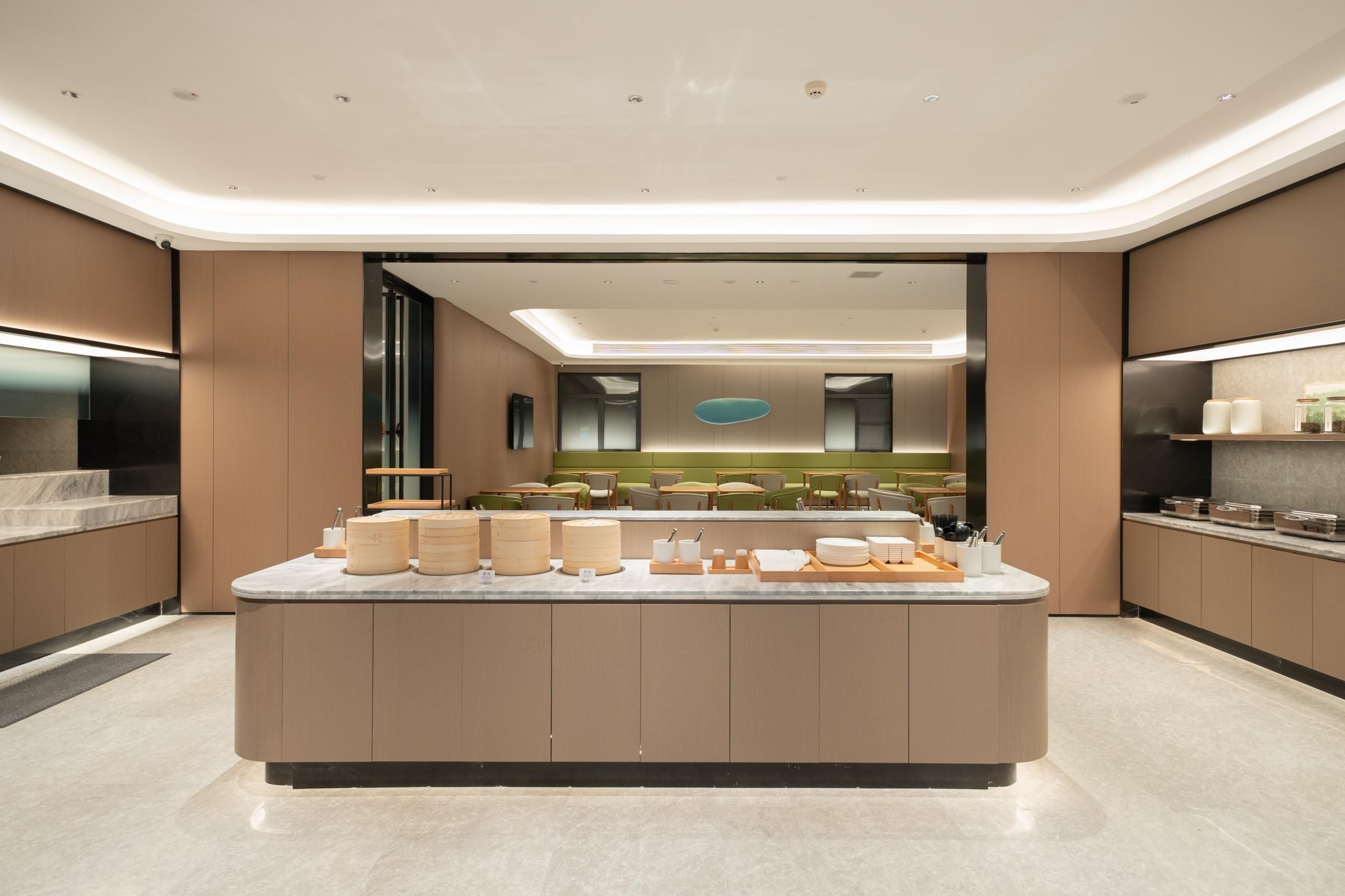 Una cocina moderna con una isla central, electrodomésticos integrados y un diseño elegante.