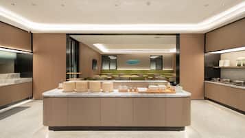 Una cocina moderna con una isla central, electrodomésticos integrados y un diseño elegante.