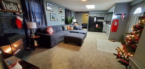 Una televisión, una chimenea