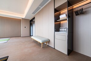 A modern kitchen with a bench, built-in appliances, and a hanging rack. - Ji Hotel Guangzhou Panyu Shiqiao Metro Station (Guangzhou)