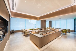 A modern hotel lobby with a central island, seating area, and large windows. - Ji Hotel Guangzhou Panyu Shiqiao Metro Station (Guangzhou)