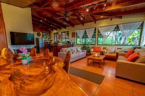 TV - Amazing Location, Daily Housekeeping, Concierge (Quepos)