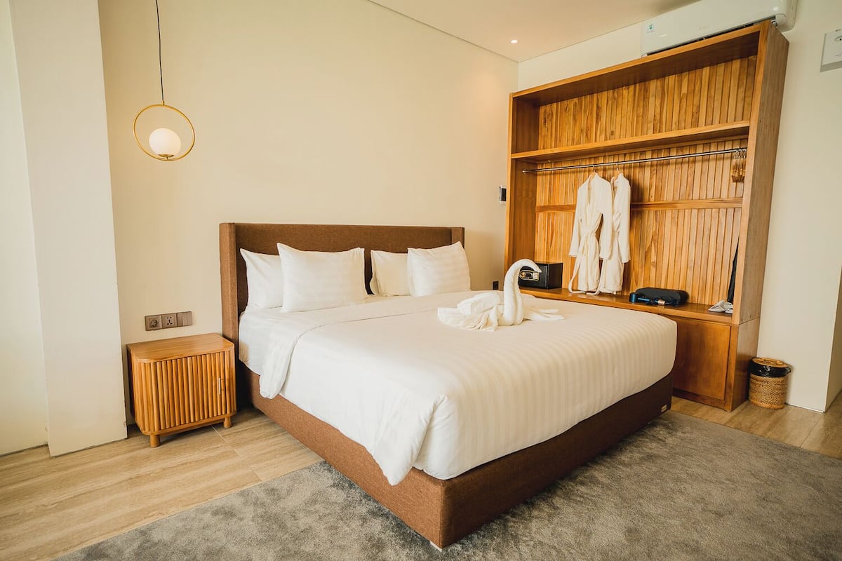 Luxury Suite, Balcony, Lake View