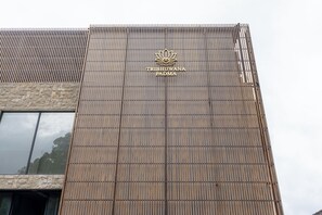 Vista frontal de la propiedad