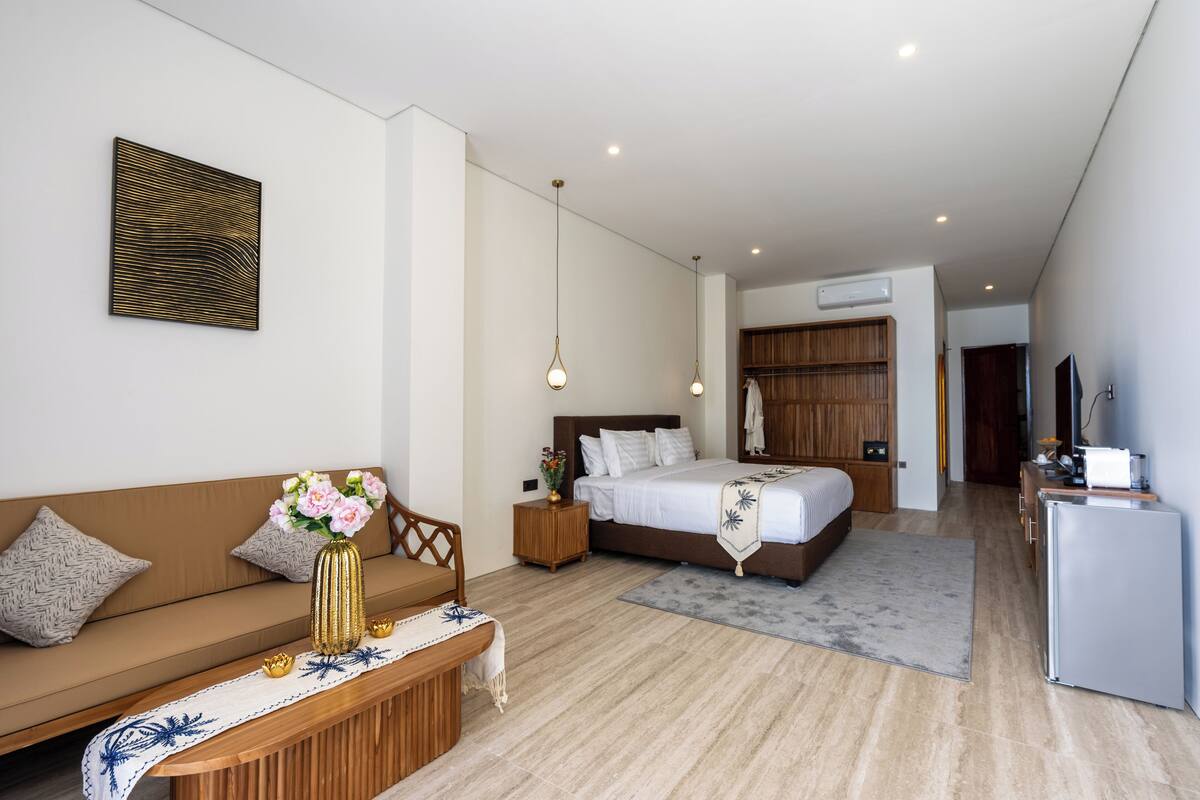 In-room safe, blackout drapes, free WiFi