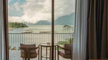 Suite Mewah, balkon, pemandangan danau | Teras/patio
