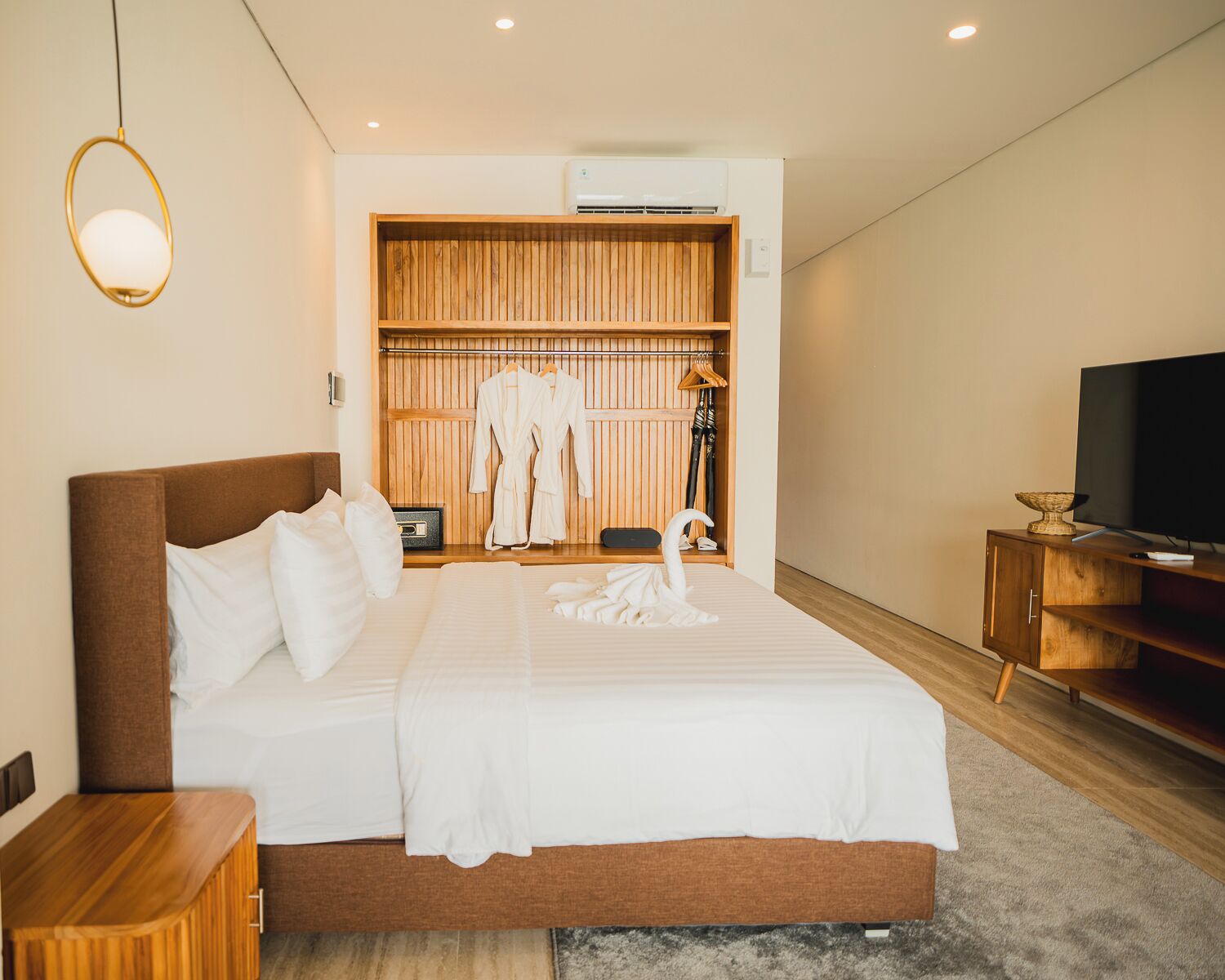 Suite Mewah, balkon, pemandangan danau | Seprai premium, minibar, brankas, dan didekorasi berbeda-beda