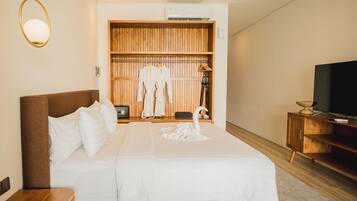 Suite Mewah, balkon, pemandangan danau | Seprai premium, minibar, brankas, dan didekorasi berbeda-beda