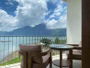 Suíte superluxo, sacada, vista para o lago | Vista da sacada
