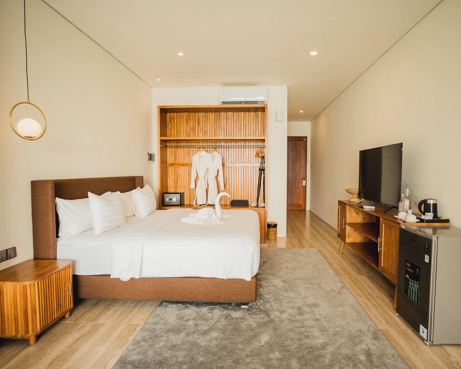 Luxury Suite, Balcony, Lake View | Premium bedding, minibar, in-room safe, individually decorated