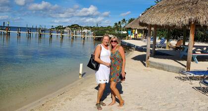 TROPICAL WATERFRONT/POOL BEACH, BOATđ„ HOME BY VENICE SIESTA KEYS BEACH PETS OK