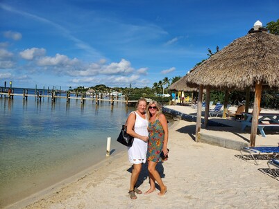 TROPICAL WATERFRONT/POOL BEACH, BOAT🛥 HOME BY VENICE SIESTA KEYS BEACH PETS OK