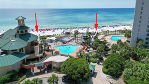 Ein Resort mit Pool, Strand und einem Gebäude mit grüner Dachbegrünung.