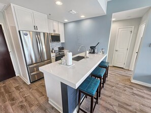 ثلاجة، ميكروويف، فرن، موقد طهي مسطح