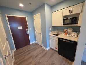 Réfrigérateur, four à micro-ondes, cafetiÚre-théiÚre, grille-pain