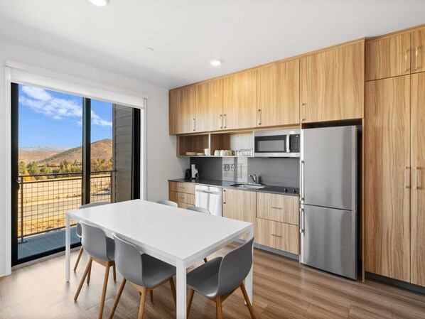 Réfrigérateur, micro-ondes, plaque de cuisson, lave-vaisselle