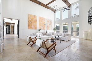 Smart TV - Majestic Oak: 6500 sq ft Luxury Estate with Private Resort Pool, Spa, & Games (San Antonio)