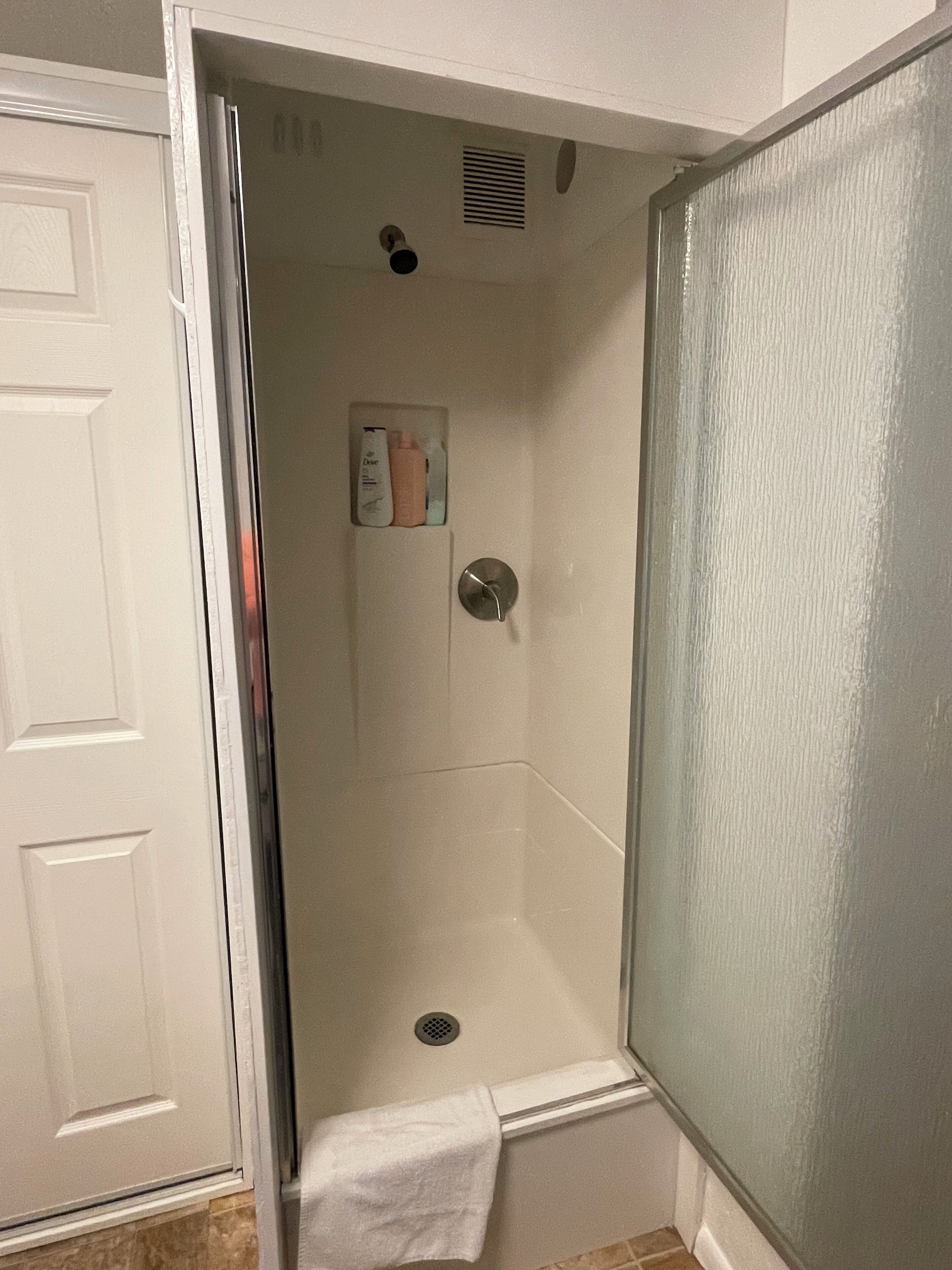 Douche, serviettes fournies, savon, papier toilette