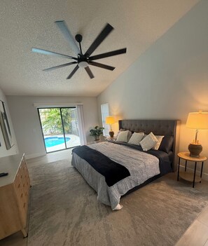 3 室のベッドルーム、WiFi (無料)、ベッドシーツ