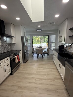 Microwave, oven, stovetop, dishwasher - Gulfside Serenity Stay Spanish Oasis w/ Pool & Near the Beaches (Palm Harbor)