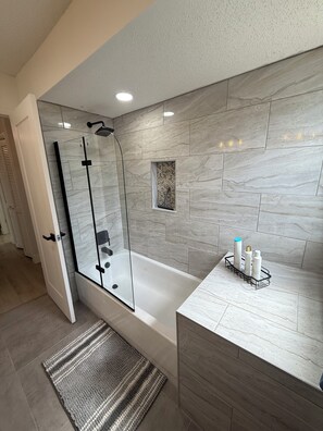 シャワー、タオル、石鹸、トイレットペーパー