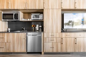 Fridge, microwave, stovetop, dishwasher