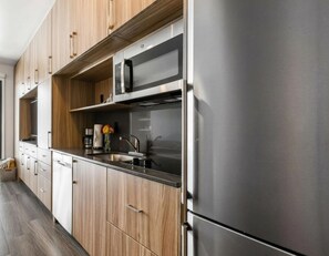 Fridge, microwave, stovetop, dishwasher