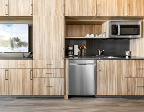 Fridge, microwave, stovetop, dishwasher