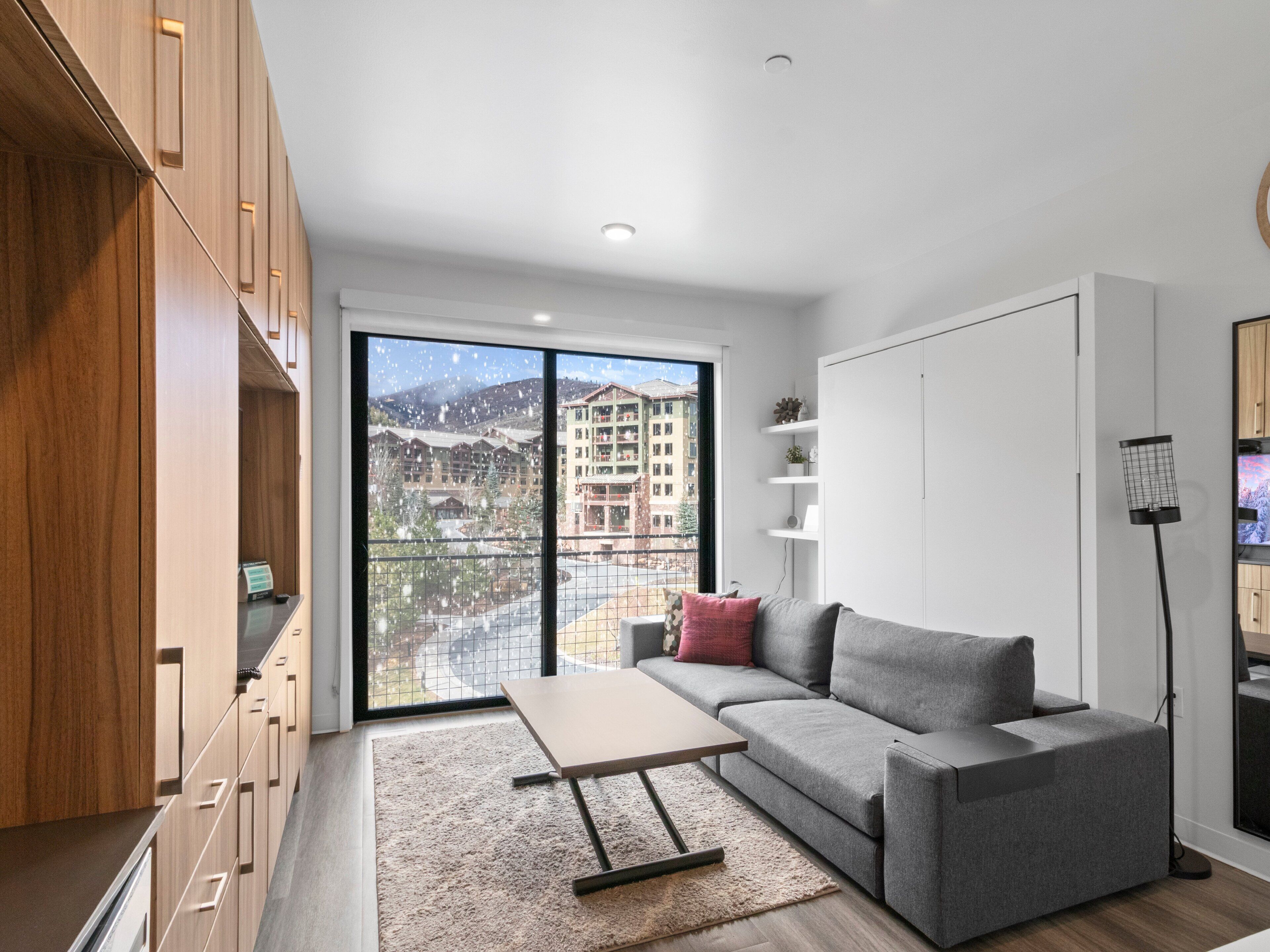 Una Smart TV, videojuegos, una oficina