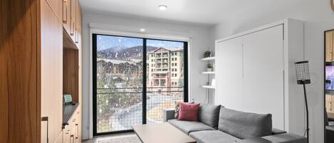 Una Smart TV, videojuegos, una oficina