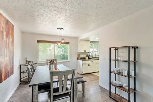 Cozy getaway 3-bedroom all with King Size Comfort in delightful North Salt Lake