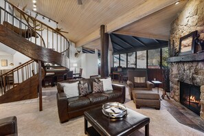 Smart TV, fireplace, DVD player - Silver King 511 | 150 Yards to Lifts | Fireplace | Kitchen | Top Floor | Mtn View | Pool & Hot Tub (Park City)
