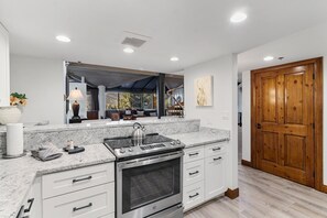 Jääkaappi, mikroaaltouuni, uuni, liesi