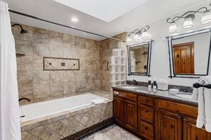 Shower, hair dryer, towels - Silver King 511 | 150 Yards to Lifts | Fireplace | Kitchen | Top Floor | Mtn View | Pool & Hot Tub (Park City)