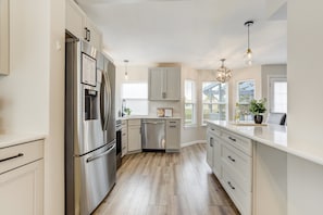 Refrigerador, microondas, horno, placa de cocina