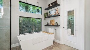 Een douche, handdoeken