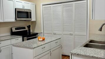 Micro-ondes, four, plaque de cuisson, lave-vaisselle